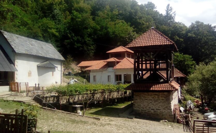 Kompleks konaka i zvonare manastira Stjenik