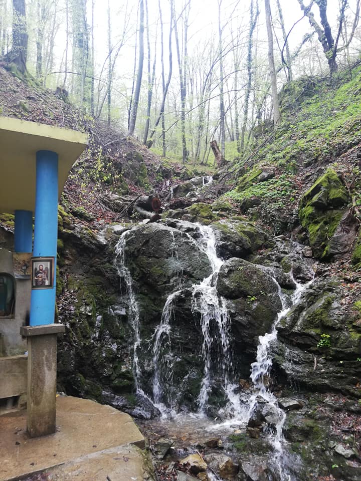 Vodopad pored kapele
